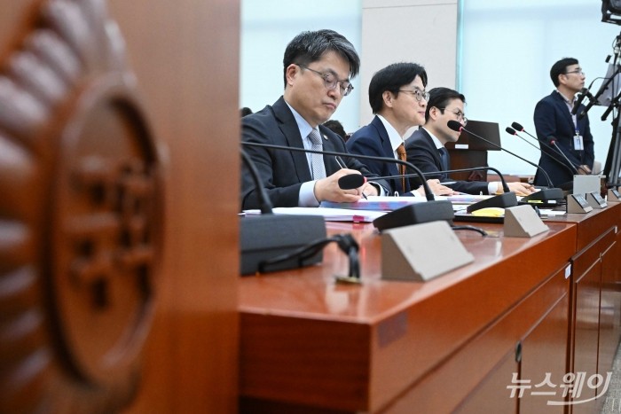 (왼쪽 두 번째)김정관 산업통상부 장관이 24일 오전 서울 여의도 국회 산업통상자원중소벤처기업위원회에서 열린 산업통상부 등에 대한 2025년도 종합 국정감사에서 의원의 질문에 답변을 하고 있다. 사진=강민석 기자 kms@newsway.co.kr
