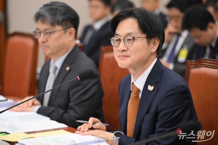 김정관 산업통상부 장관이 24일 오전 서울 여의도 국회 산업통상자원중소벤처기업위원회에서 열린 산업통상부 등에 대한 2025년도 종합 국정감사에서 의원의 질문에 답변을 하고 있다. 사진=강민석 기자 kms@newsway.co.kr