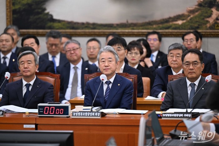 강호동 농협중앙회장이 24일 오전 서울 여의도 국회 농림축산식품해양수산위원회에서 열린 농업협동조합중앙회-농협경제지주-농협금융지주-농협은행 등에 대한 2025년도 국정감사에서 의원의 질문을 경청하고 있다. (왼쪽부터)정기환 한국마사회장, 강 농협중앙회장, 지준섭 농협중앙회 부회장 <br />
. 사진=강민석 기자 kms@newsway.co.kr