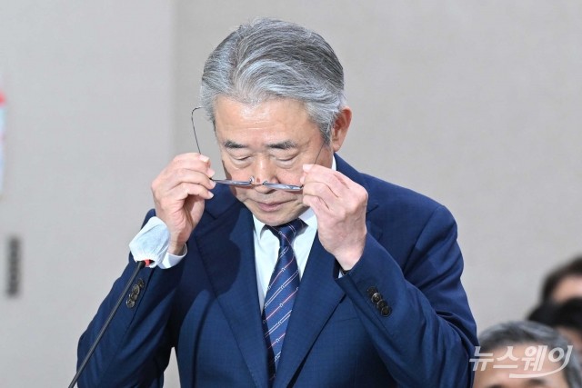 국감 업무보고 위해 안경 고쳐쓰는 강호동 농협중앙회장