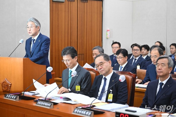강호동 농협중앙회장이 24일 오전 서울 여의도 국회 농림축산식품해양수산위원회에서 열린 농업협동조합중앙회-농협경제지주-농협금융지주-농협은행 등에 대한 2025년도 국정감사에서 업무보고를 하고 있다. 사진=강민석 기자 kms@newsway.co.kr