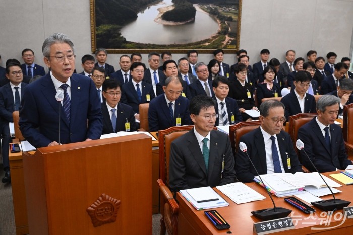 강호동 농협중앙회장이 24일 오전 서울 여의도 국회 농림축산식품해양수산위원회에서 열린 농업협동조합중앙회-농협경제지주-농협금융지주-농협은행 등에 대한 2025년도 국정감사에서 업무보고를 하고 있다. 사진=강민석 기자 kms@newsway.co.kr