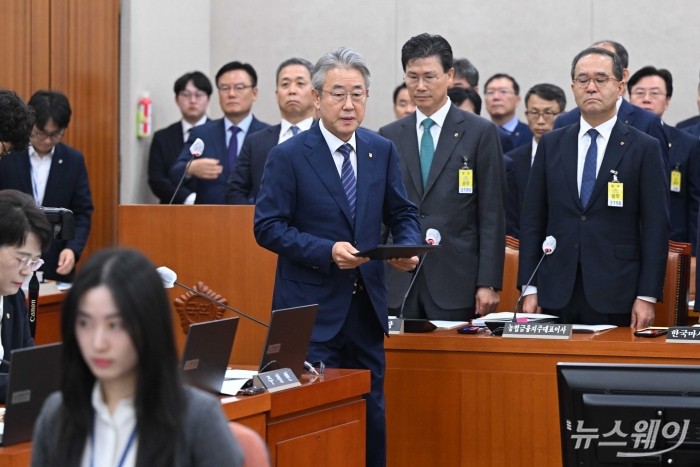 강호동 농협중앙회장이 24일 오전 서울 여의도 국회 농림축산식품해양수산위원회에서 열린 농업협동조합중앙회-농협경제지주-농협금융지주-농협은행 등에 대한 2025년도 국정감사에서 증인선서를 마친 뒤 선서문을 어기구 위원장에게 제출하기 위해 이동하고 있다. 사진=강민석 기자 kms@newsway.co.kr