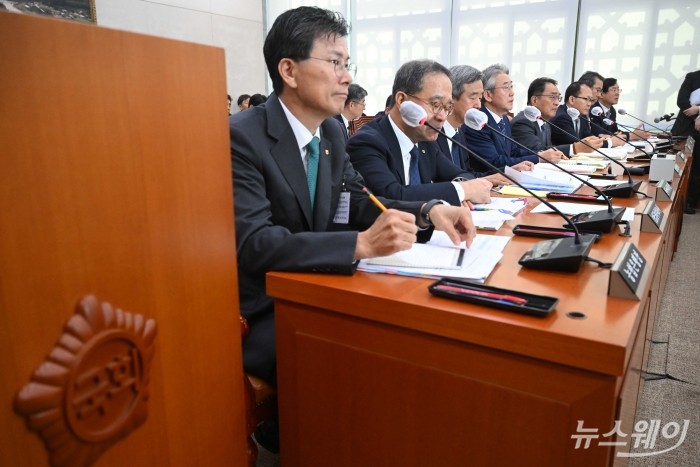 강호동 농협중앙회장이 24일 오전 서울 여의도 국회 농림축산식품해양수산위원회에서 열린 농업협동조합중앙회-농협경제지주-농협금융지주-농협은행 등에 대한 2025년도 국정감사에서 의원의 질문에 답변을 하고 있다. (왼쪽부터)강태영 농협은행장, 이찬우 농협금융 지주회장, 정기환 한국마사회장, 강 농협중앙회장, 지준섭 농협중앙회 부회장, 여영현 농협상호금융 대표이사, 박서홍 농협경제지주 농업경제대표이사, 안병우 농협경제지주 축산경제 대표이사. 사진=강민석 기자 kms@newsway.co.kr