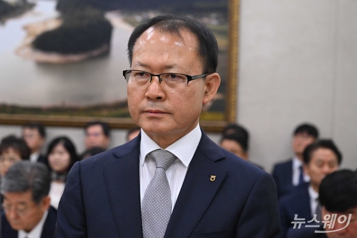 여영현 농협상호금융 대표이사4일 오전 서울 여의도 국회 농림축산식품해양수산위원회에서 열린 농업협동조합중앙회-농협경제지주-농협금융지주-농협은행 등에 대한 2025년도 국정감사에서 증인 선서를 하기 위해 잠시 서 있다. 사진=강민석 기자 kms@newsway.co.kr
