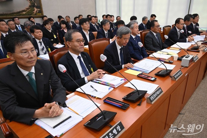 (오른쪽부터)강태영 농협은행장, 이찬우 농협금융 지주회장, 정기환 한국마사회장, 강호동 농협중앙회장, 지준섭 농협중앙회 부회장, 여영현 농협상호금융 대표이사, 박서홍 농협경제지주 농업경제대표이사, 안병우 농협경제지주 축산경제 대표이사가 24일 오전 서울 여의도 국회 농림축산식품해양수산위원회에서 열린 농업협동조합중앙회-농협경제지주-농협금융지주-농협은행 등에 대한 2025년도 국정감사에 출석해 의원들의 질문을 경청하고 있다. 사진=강민석 기자 kms@newsway.co.kr