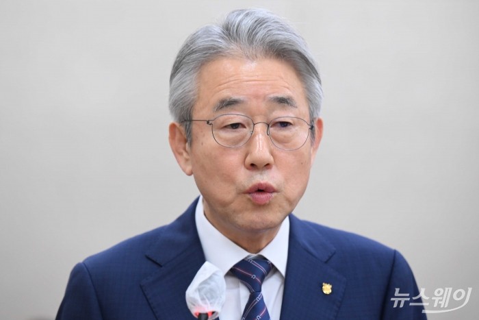 강호동 농협중앙회장이 24일 오전 서울 여의도 국회 농림축산식품해양수산위원회에서 열린 농업협동조합중앙회-농협경제지주-농협금융지주-농협은행 등에 대한 2025년도 국정감사에서 업무보고를 하고 있다. 사진=강민석 기자 kms@newsway.co.kr