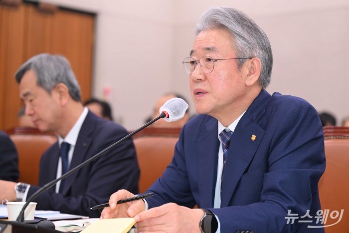 강호동 농협중앙회장이 24일 오전 서울 여의도 국회 농림축산식품해양수산위원회에서 열린 농업협동조합중앙회-농협경제지주-농협금융지주-농협은행 등에 대한 2025년도 국정감사에서 의원의 질문에 답변을 하고 있다. 사진=강민석 기자 kms@newsway.co.kr