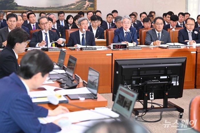 강호동 농협중앙회장이 24일 오전 서울 여의도 국회 농림축산식품해양수산위원회에서 열린 농업협동조합중앙회-농협경제지주-농협금융지주-농협은행 등에 대한 2025년도 국정감사에서 의원의 질문에 답변을 하고 있다. 사진=강민석 기자 kms@newsway.co.kr
