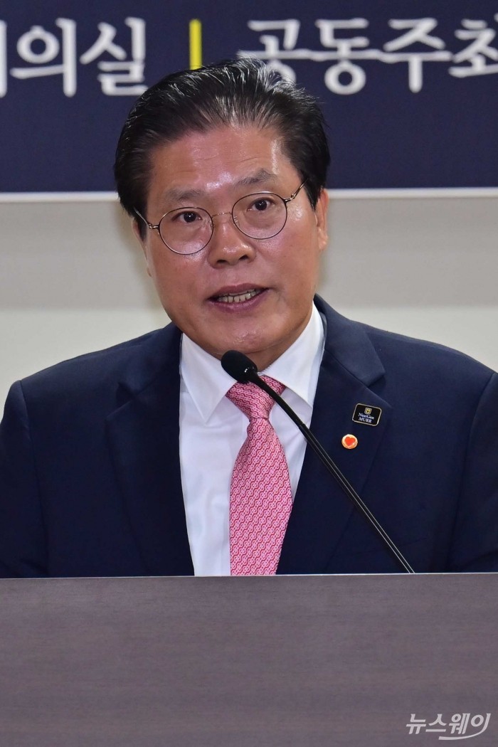 송석준 국민의힘 의원이 24일 오전 서울 여의도 국회의원회관 제2소회의실에서 열린 제16회 해리 트루먼 국제 컨퍼런스에서 개회사를 하고 있다. 사진=사진공동취재단