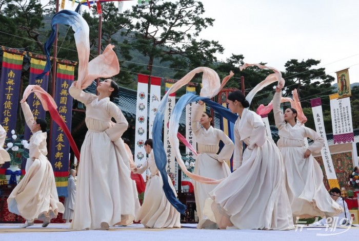 광복 80주년을 맞아 25일 서울 은평구 진관사에서 열린 국행수륙재 개건 627주년 기념 '2025년 진관사 수륙재' 회향식에서 비천무 무용단이 춤을 선보이고 있다. 사진=진관사