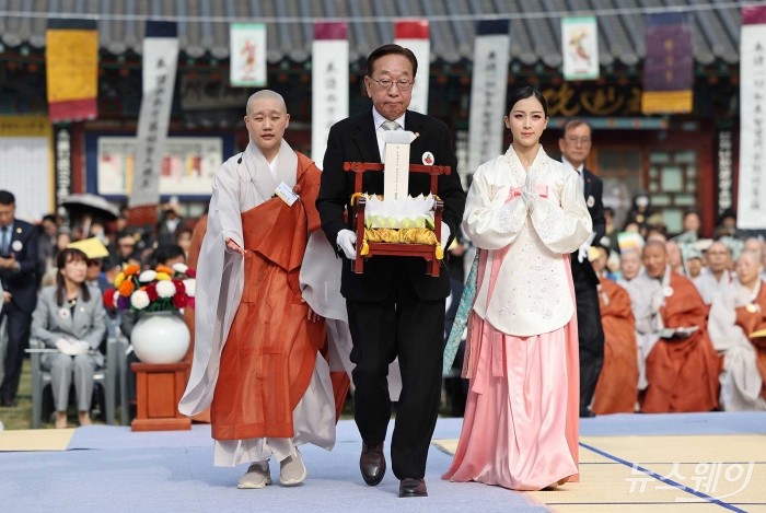 광복 80주년을 맞아 25일 서울 은평구 진관사에서 열린 국행수륙재 개건 627주년 기념 '2025년 진관사 수륙재' 회향식에서 김진 광복회 부회장이 독립유공자 33인의 위패를 봉안하고 있다. 사진=진관사