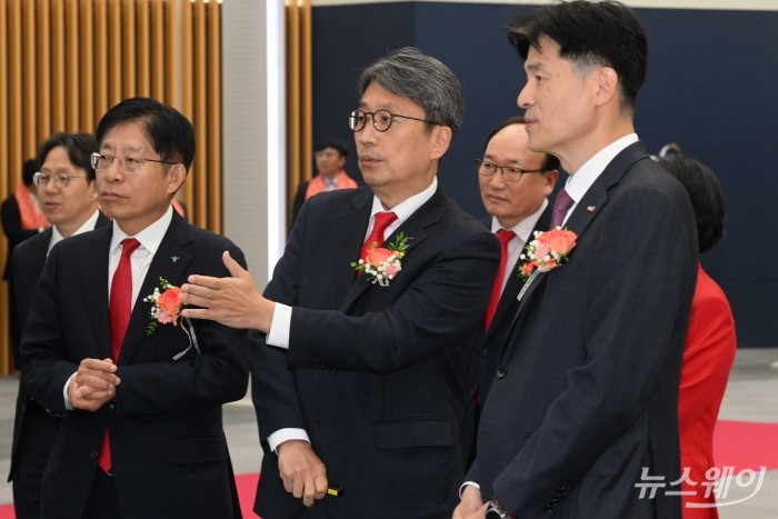 (중앙)이충환 삼익제약 대표이사가 27일 오전 서울 여의도 한국거래소에서 열린 삼익제약 코스닥 상장 기념식에서 자사를 소개하고 있다. (왼쪽 첫 번째)강성묵 하나증권 대표이사, 이 삼익제약 대표, 민경욱 한국거래소 코스닥시장본부장. 사진=강민석 기자 kms@newsway.co.kr