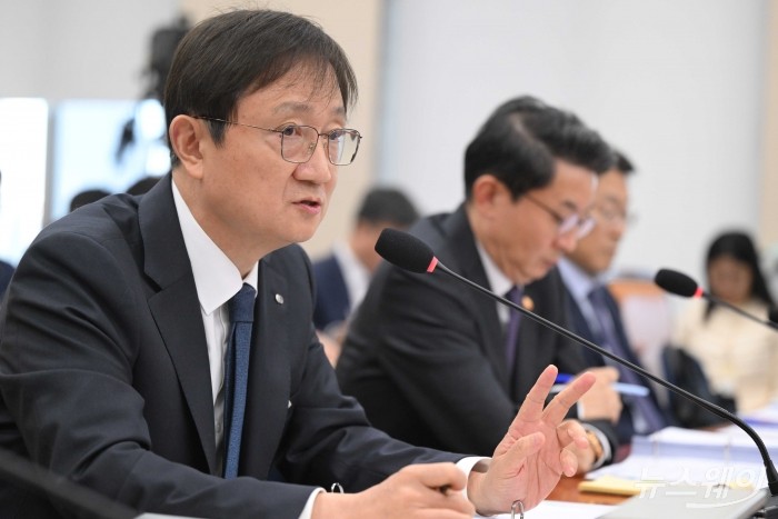 이찬진 금융감독원장이 27일 오후 서울 여의도 국회 정무위원회에서 열린 금융위원회·금융감독원 등에 대한 2025년도 종합 국정감사에서 의원의 질문에 답변하고 있다. 사진=강민석 기자 kms@newsway.co.kr