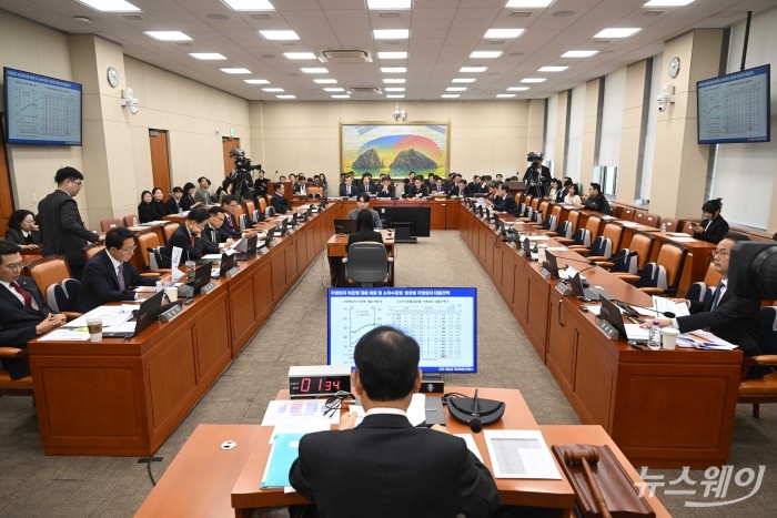 이억원 금융위원장이 27일 오후 서울 여의도 국회 정무위원회에서 열린 금융위원회·금융감독원 등에 대한 2025년도 종합 국정감사에서 의원의 질문에 답변하고 있다. 사진=강민석 기자 kms@newsway.co.kr