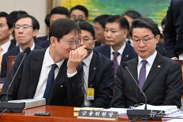 (오른쪽)이억원 금융위원장과 이찬진 금융감독원장이 27일 오후 서울 여의도 국회 정무위원회에서 열린 금융위원회-금융감독원 등에 대한 2025년도 종합 국정감사에서 대화를 하고 있다. 사진=강민석 기자 kms@newsway.co.kr