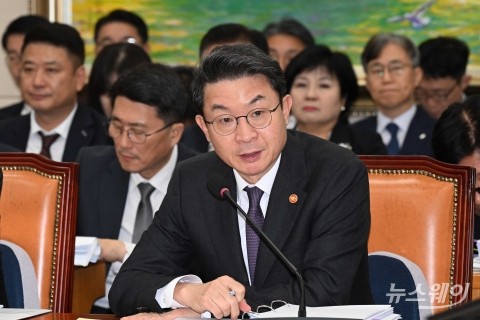 종합국감 질의 답변하는 이억원 금융위원장