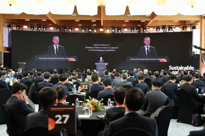 크리스토퍼 파인(Hon Christopher Pyne) 전 호주 국방장관은 '전략적 경쟁시대 호주 방위산업 정책 전망'을 주제로, 기술혁신과 국방 산업 간 협력 확대를 통한 국가 안보 강화 방안을 발표하고 있다. 사진=한화 제공