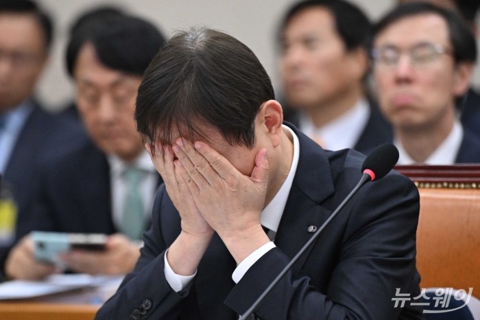이찬진 금융감독원장이 27일 오후 서울 여의도 국회 정무위원회에서 열린 금융위원회-금융감독원 등에 대한 2025년도 종합 국정감사에서 의원의 질의를 경청하던 중 얼굴을 두 손으로 가리고 있다. 사진=강민석 기자 kms@newsway.co.kr