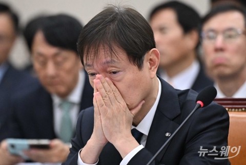 종합국감 질의 경청 후 두 손으로 입가 가리는 이찬진 금감원장
