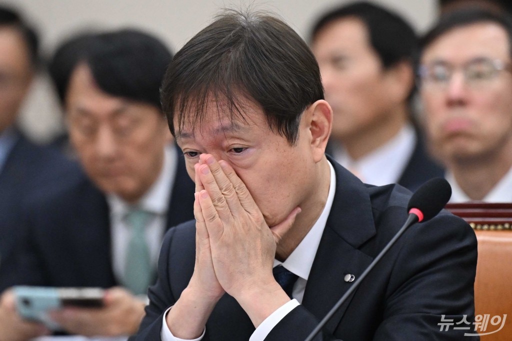 종합국감 질의 경청 후 두 손으로 입가 가리는 이찬진 금감원장