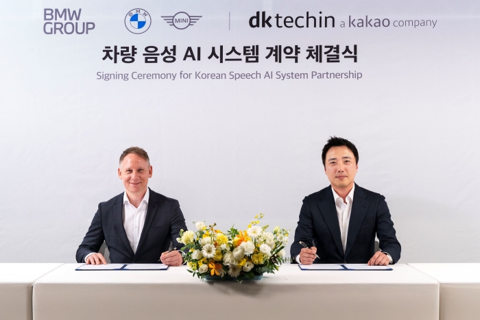 안드레아스 스툼(Andreas Stumm) BMW 그룹 R&D 센터 코리아 총괄(좌) 디케이테크인 이원주 대표(우). 사진=BMW 제공