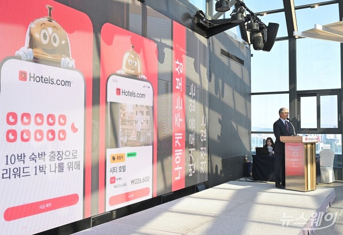 하리 나이르 호텔스닷컴 수석 부사장 겸 총괄이 28일 오전 서울 중구 앰배서더 서울풀만호텔에서 열린 호텔스닷컴 언팩 '26 (Unpack '26) 미디어 행사에서 2025년 브랜드 및 비즈니스 주요 성과와 최신 서비스,혁신, 전략적 파트너십 등을 소개하고 있다. 사진=이수길 기자 Leo2004@newsway.co.kr