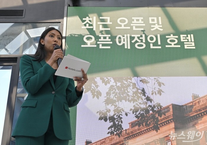 라비니아 라자람 익스피디아 그룹 글로벌 브랜드 커뮤니케이션 및 아시아 지역 PR 디렉터가 28일 오전 서울 중구 앰배서더 서울풀만호텔에서 열린 호텔스닷컴 언팩 '26 (Unpack '26) 미디어 행사에서 2026년 여행 트렌드와 전망을 발표하고 있다. 사진=이수길 기자 Leo2004@newsway.co.kr
