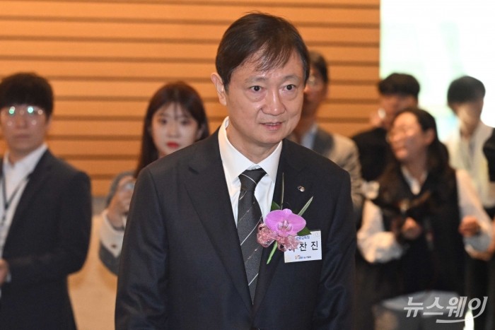이찬진 금융감독원장이 28일 오전 서울 여의도 FKI타워에서 제10회 금융의 날 기념식에 참석하기 위해 들어서고 있다. 사진=강민석 기자 kms@newsway.co.kr