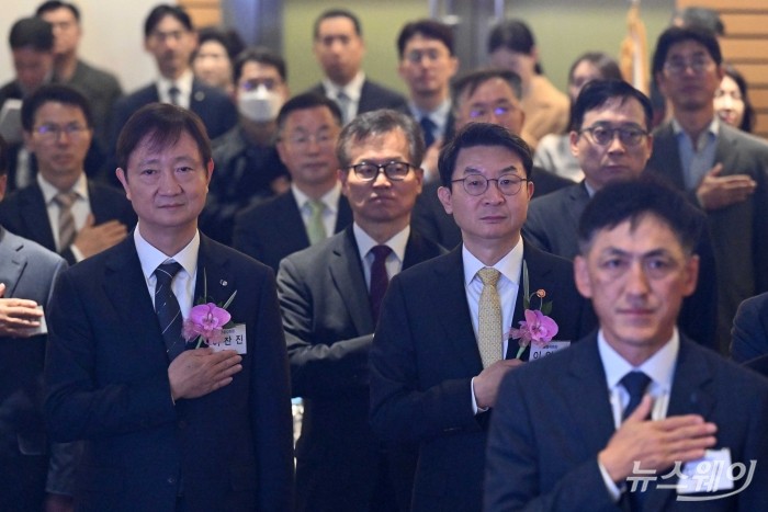 (오른쪽)이억원 금융위원장과 이찬진 금융감독원장이 28일 오전 서울 여의도 FKI타워에서 제10회 금융의 날 기념식에서 국민의례를 하고 있다. 사진=강민석 기자 kms@newsway.co.kr
