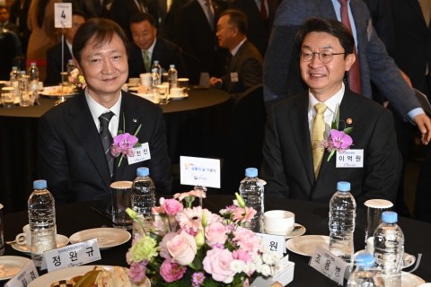 '금융의 날' 기념식에서 미소짓고 대화 나누는 이억원·이찬진