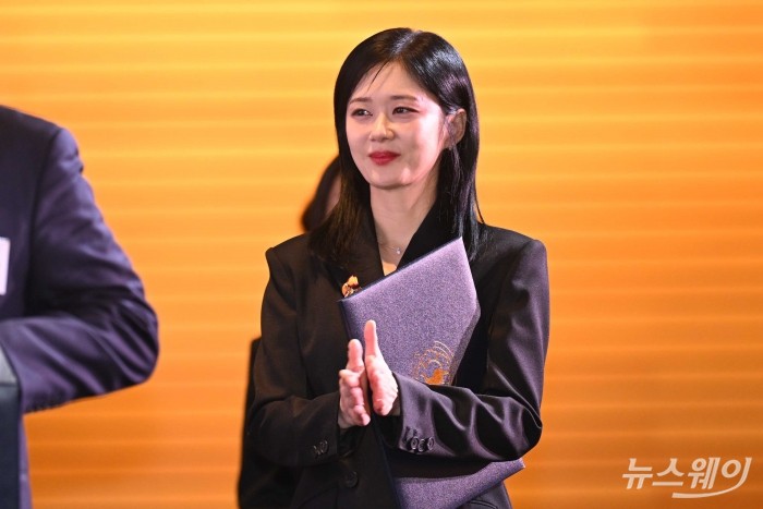배우 장나라가 28일 오전 서울 여의도 FKI타워에서 제10회 금융의 날 기념식에서 이억원 금융위원장으로부터 정부 표창을 전달 받은 후 박수를 치고 있다. 사진=강민석 기자 kms@newsway.co.kr