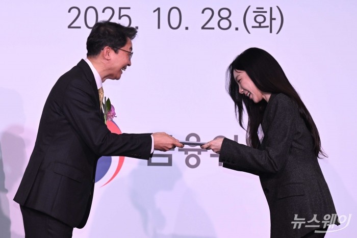 이억원 금융위원장이 28일 오전 서울 여의도 FKI타워에서 제10회 금융의 날 기념식에서 가수 김태연에게 정부 표창을 수여하고 있다. 사진=강민석 기자 kms@newsway.co.kr