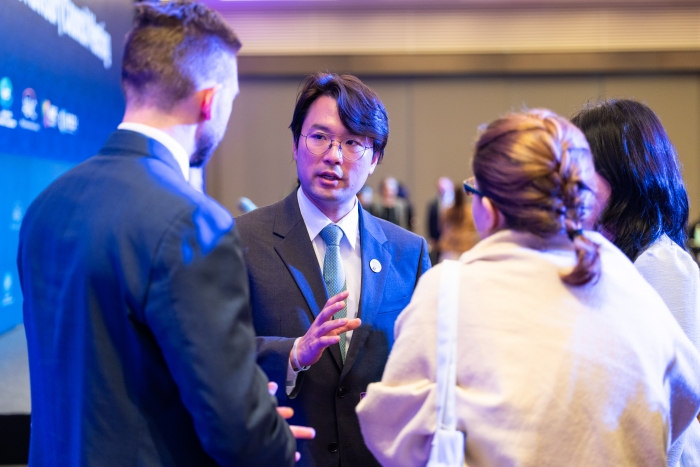 이규호 코오롱 부회장이 APEC 행사 참여자들과 대화를 나누고 있다. 사진=코오롱그룹 제공