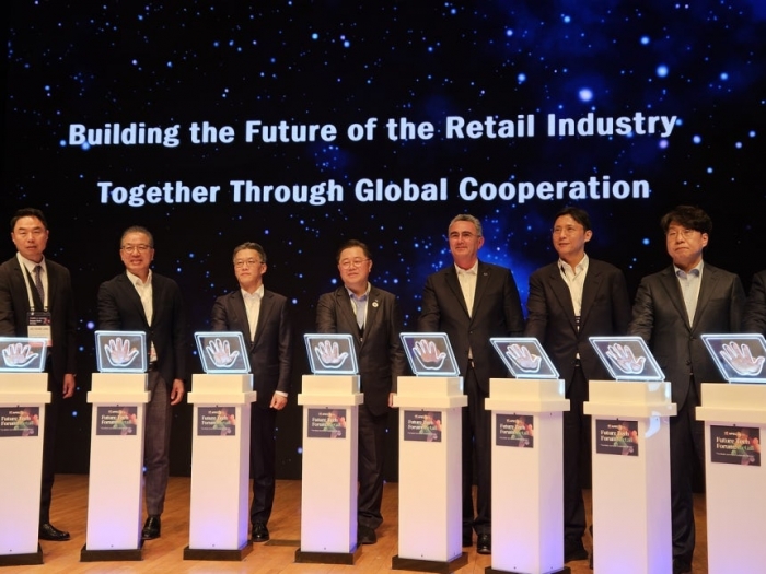 28일 경북 경주시 경주 예술의전당 원화홀에서 열린 '2025 APEC CEO SUMMIT 유통 퓨처테크포럼'에서 내빈들 함께 기념촬영을 하고 있다. 박경도 한국유통학회장, 정지영 현대백화점 대표, 정준호 롯데쇼핑 대표, 오승철산업부 산업기반실장, 박일준 대한상의 부회장, 르노 드 바르부아 GS1 CEO, 허성홍 GS리테일 대표, 전경수 씨피엘비 대표가 참석했다./사진=대한상의 제공.