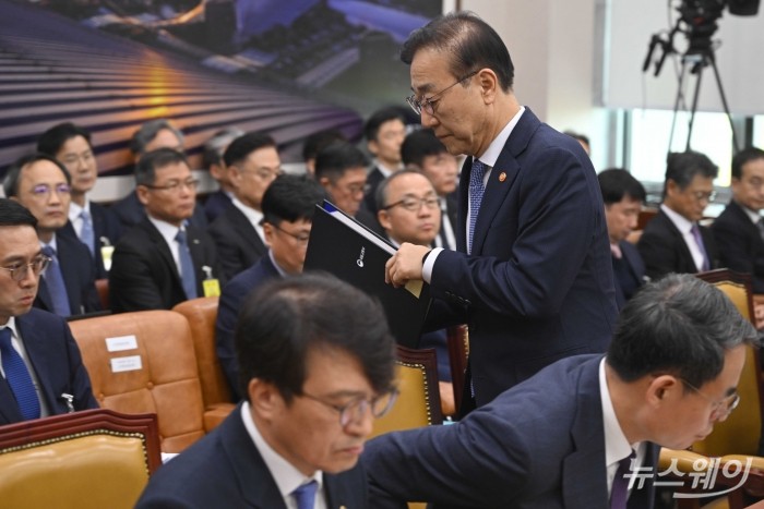 김윤덕 국토교통부 장관이 29일 오전 서울 여의도 국토교통위원회에서 열린 국토교통부-행정중심복합도시건설청-새만금개발청에 대한 2025년도 종합국정감사에서 증인선서를 하기 위해 발언대로 이동하고 있다. 사진=강민석 기자 kms@newsway.co.kr