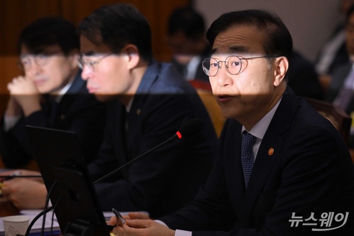 김윤덕 국토교통부 장관이 29일 오전 서울 여의도 국토교통위원회에서 열린 국토교통부-행정중심복합도시건설청-새만금개발청에 대한 2025년도 종합국정감사에서 의원의 질문에 답변을 하고 있다. 사진=강민석 기자 kms@newsway.co.kr