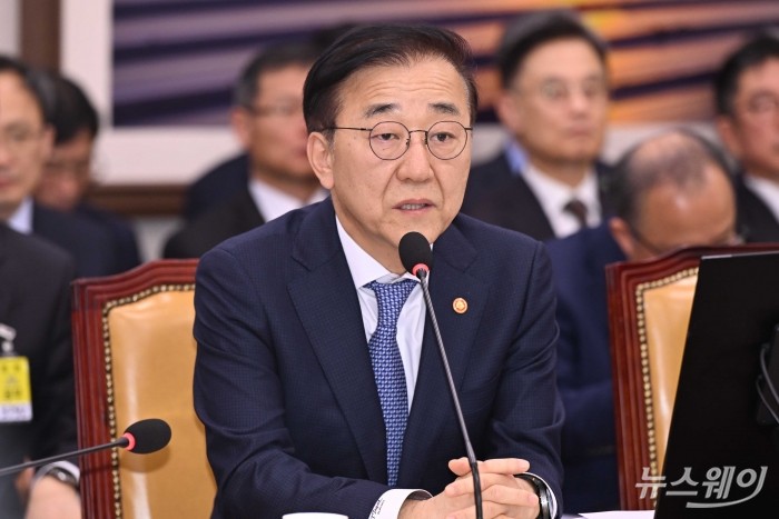 김윤덕 국토교통부 장관이 29일 오전 서울 여의도 국토교통위원회에서 열린 국토교통부-행정중심복합도시건설청-새만금개발청에 대한 2025년도 종합국정감사에서 의원의 질문에 답변을 하고 있다. 사진=강민석 기자 kms@newsway.co.kr