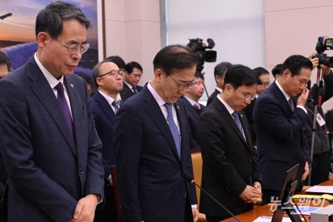 종합국감서 '10·29 이태원 참사' 묵념하는 김윤덕 국토부 장관