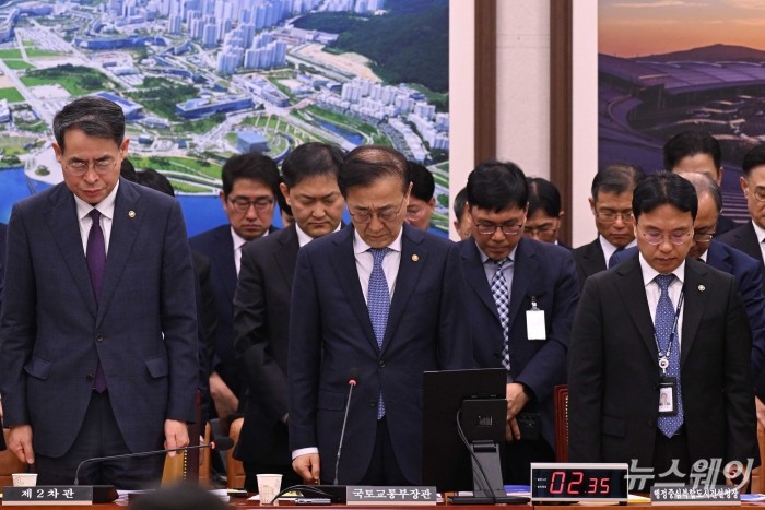 (왼쪽 두 번째)김윤덕 국토교통부 장관을 비롯한 기관 증인들이 29일 오전 서울 여의도 국토교통위원회에서 열린 국토교통부-행정중심복합도시건설청-새만금개발청에 대한 2025년도 종합국정감사에서 '10·29 이태원 참사 3주기'를 추모하며 묵념하고 있다. 사진=강민석 기자 kms@newsway.co.kr