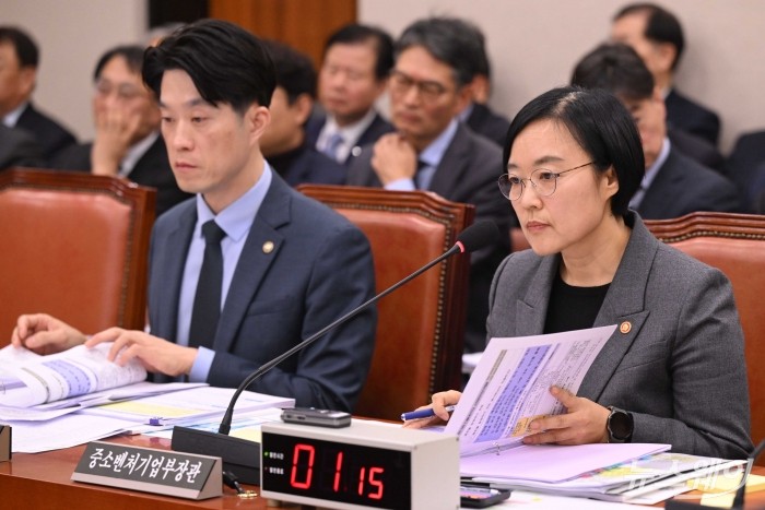 (오른쪽)한성숙 중소벤처기업부 장관과 노용석 중기부 1차관이 29일 오전 서울 여의도 산업통상자원중소벤처기업위원회에서 열린 중소벤처기업부-특허청에 대한 2025년도 종합국정감사에서 의원의 질문을 경청하고 있다. 사진=강민석 기자 kms@newsway.co.kr