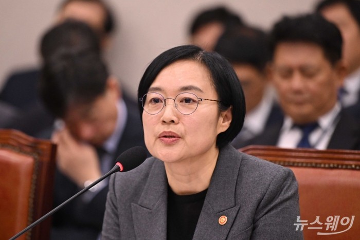 한성숙 중소벤처기업부 장관이 29일 오전 서울 여의도 산업통상자원중소벤처기업위원회에서 열린 중소벤처기업부-특허청에 대한 2025년도 종합국정감사에서 의원의 질문에 답변하고 있다. 사진=강민석 기자 kms@newsway.co.kr