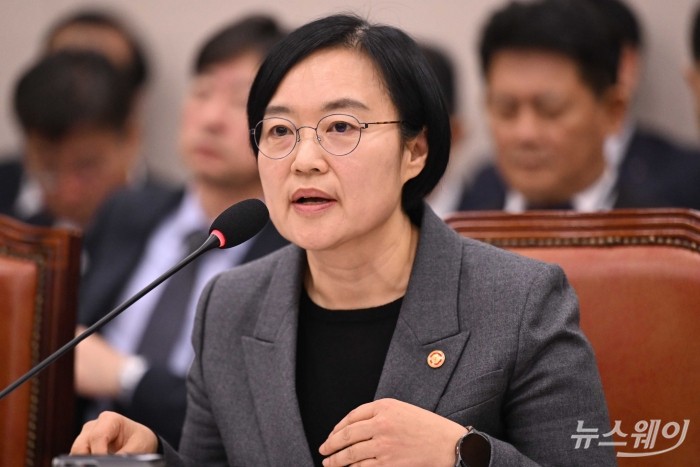 한성숙 중소벤처기업부 장관이 29일 오전 서울 여의도 산업통상자원중소벤처기업위원회에서 열린 중소벤처기업부-특허청에 대한 2025년도 종합국정감사에서 의원의 질문에 답변하고 있다. 사진=강민석 기자 kms@newsway.co.kr