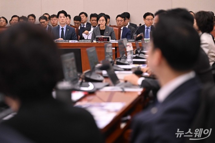 한성숙 중소벤처기업부 장관이 29일 오전 서울 여의도 산업통상자원중소벤처기업위원회에서 열린 중소벤처기업부-특허청에 대한 2025년도 종합국정감사에서 의원의 질문에 답변하고 있다. 사진=강민석 기자 kms@newsway.co.kr