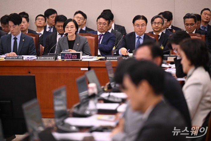 한성숙 중소벤처기업부 장관이 29일 오전 서울 여의도 산업통상자원중소벤처기업위원회에서 열린 중소벤처기업부-특허청에 대한 2025년도 종합국정감사에서 의원의 질문을 경청하고 있다. 사진=강민석 기자 kms@newsway.co.kr