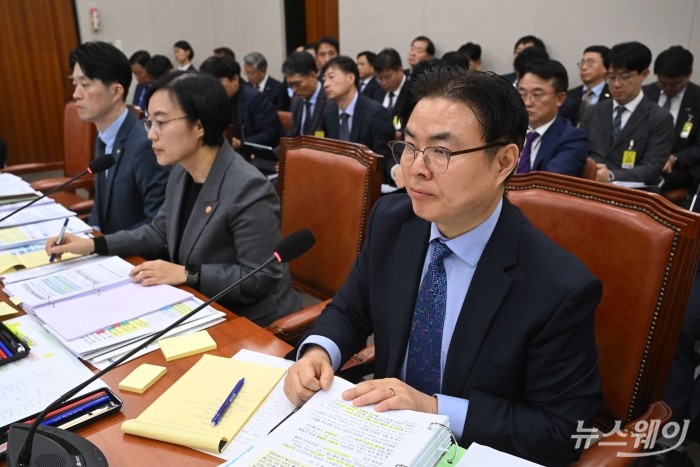 (오른쪽 첫 번째)목성호 지식재산처장 직무대행이 29일 오전 서울 여의도 산업통상자원중소벤처기업위원회에서 열린 중소벤처기업부-특허청에 대한 2025년도 종합국정감사에서 의원의 질문을 경청하고 있다. 사진=강민석 기자 kms@newsway.co.kr