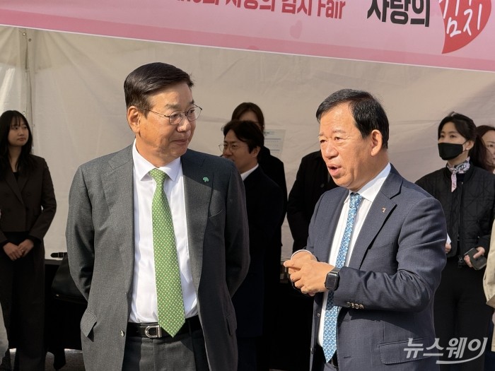 서유석 금융투자협회장이 29일 서울 여의도공원에서 열린 '제15회 사랑의 김치페어' 행사에 참석하기에 앞서 황영기 초록우산어린이재단 회장과 이야기를 나누고 있다.