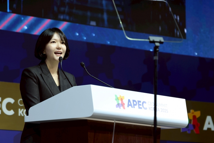 최수연 네이버 대표가 29일 경주에서 열린 'APEC CEO 서밋'에 참석해 기조연설을 진행하고 있다. 사진=네이버 제공