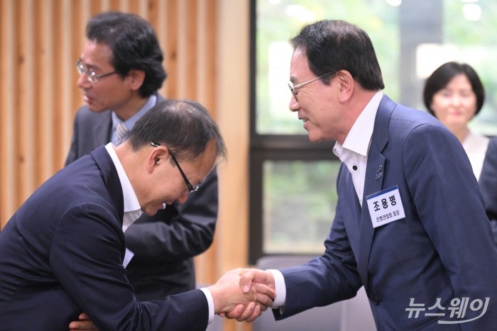 (오른쪽)조용병 은행연합회장과 여영현 농협중앙회 대표이사가 29일 오후 경기 용인시 금융보안원에서 열린 '보이스피싱 정보공유·분석 AI 플랫폼(ASAP)' 출범식에서 인사를 나누고 있다. 사진=강민석 기자 kms@newsway.co.kr