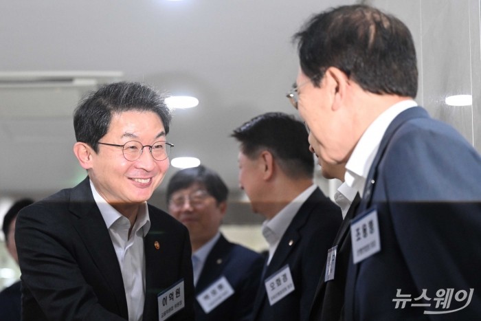 이억원 금융위원장과 조용병 은행연합회장이 29일 오후 경기 용인시 금융보안원에서 열린 '보이스피싱 정보공유·분석 AI 플랫폼(ASAP)' 출범식에서 인사를 나누고 있다. 사진=강민석 기자 kms@newsway.co.kr